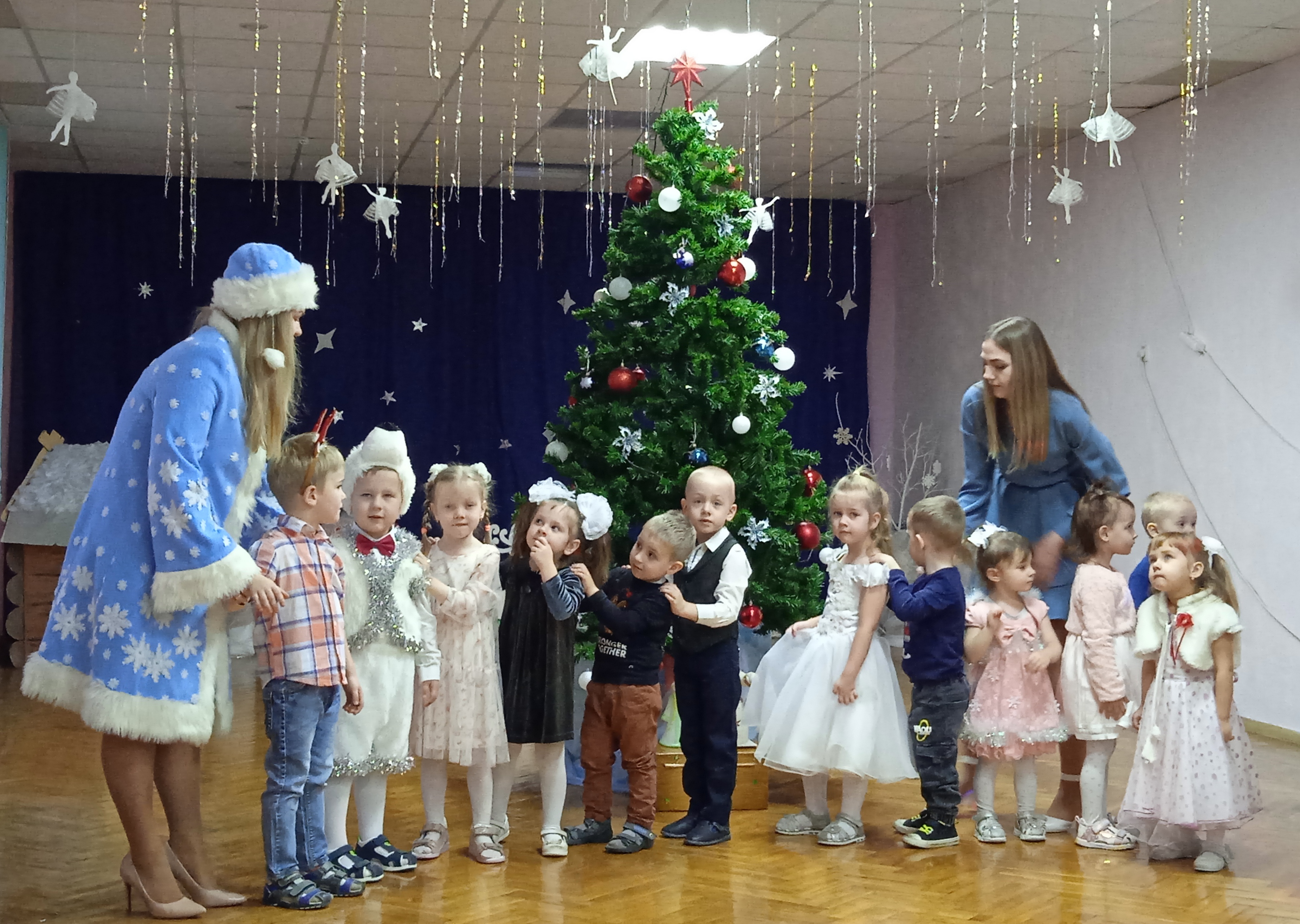 Первый новогодний утренник у малышей
